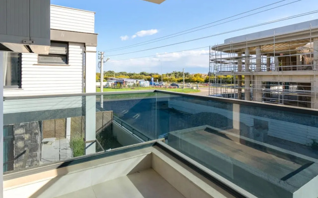 Duplex w Balcony Terrace 5 min to Beach