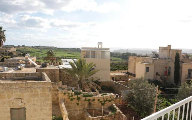 Wileg 4A Luxury Studio Apartment with Shared Swimming Pool.