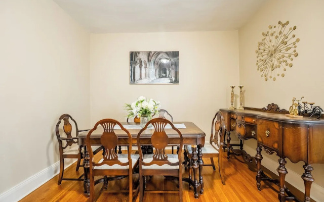 Cozy Houses in Downtown Toronto by GLOBALSTAY