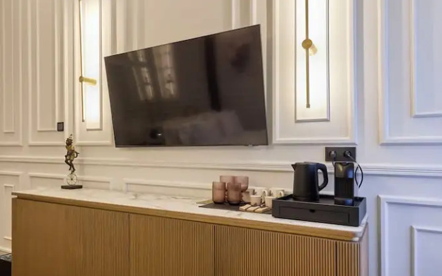 Ermou 99 Intelligent Private Suites