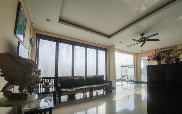 RedDoorz Plus near Green Pramuka Square Mall