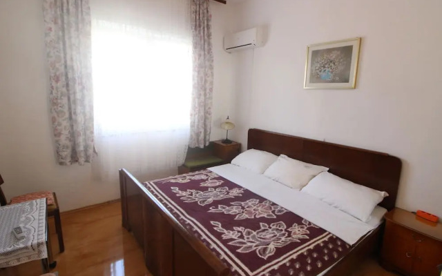 Simplistic Apartment in Starigrad near Sea