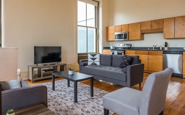 High-Rise Downtown Apts by Frontdesk