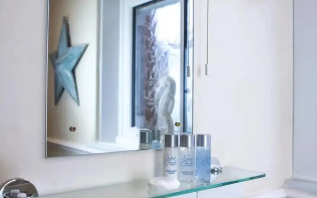 Lux Blu - Station Road