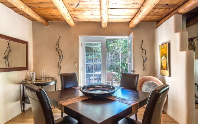 La Luz - Luxurious East Side Adobe With Hot Tub and Kiva Fireplace, Walk Everywhere