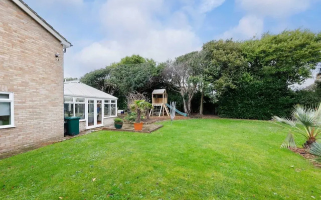 Stylish 4 Bed Home Close to Beach