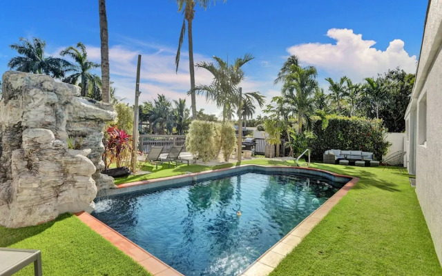 Private Pool 3BR With Lakefront View