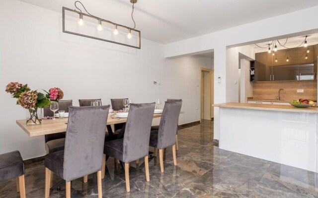 Awesome Apartment in Pobri With 4 Bedrooms, Wifi and Jacuzzi