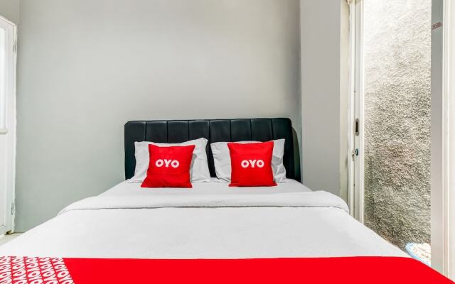 RedDoorz Syariah Near Tugu Gentan Jakal