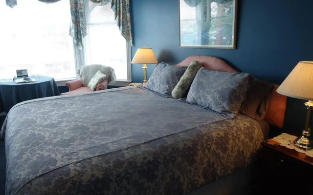 Mahogany Manor Bed & Breakfast