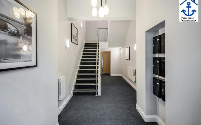 Luxury Apartment High Street Maidenhead w Parking