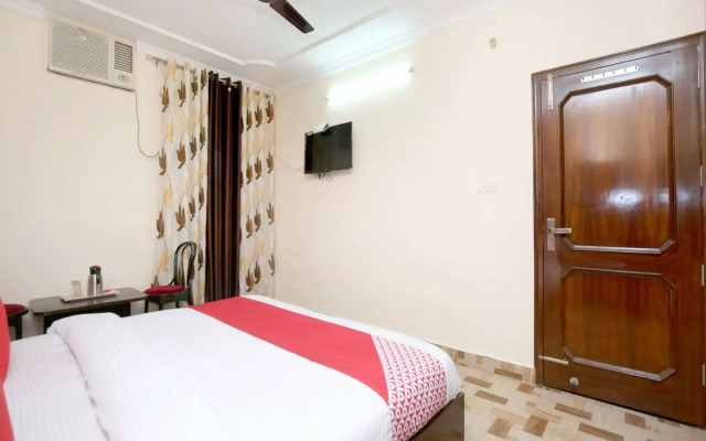 OYO 13700 Hotel Star Palace