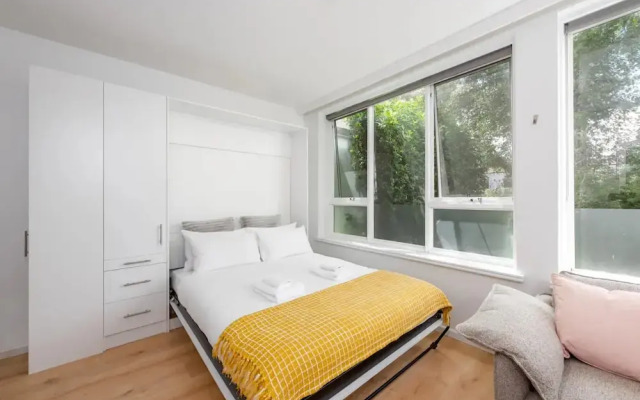Lovely Studio With Free Parking in East Melbourne!