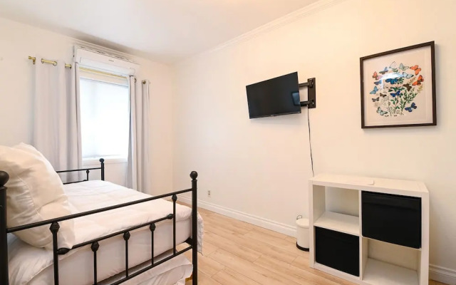 Immaculate 3bdr Private Bungalow, Walk to Beach!