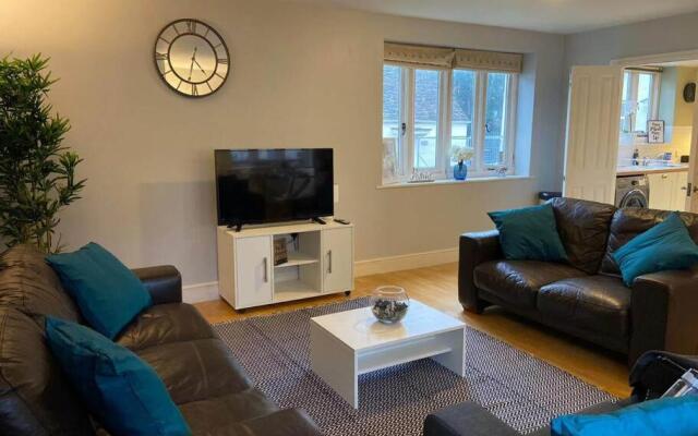 Sapphire - 3 Bedroom House Sleeps 7 with Parking.