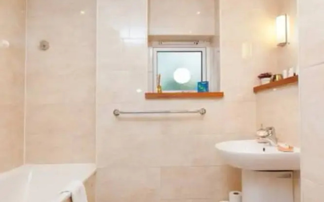 Holyrood Residence - Luxury Apartment With Parking