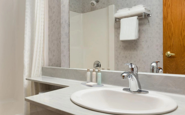 Travelodge by Wyndham Lloydminster