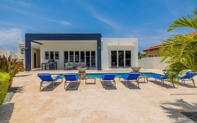 Modern Spacious 4br3ba w Pool Close to Beach