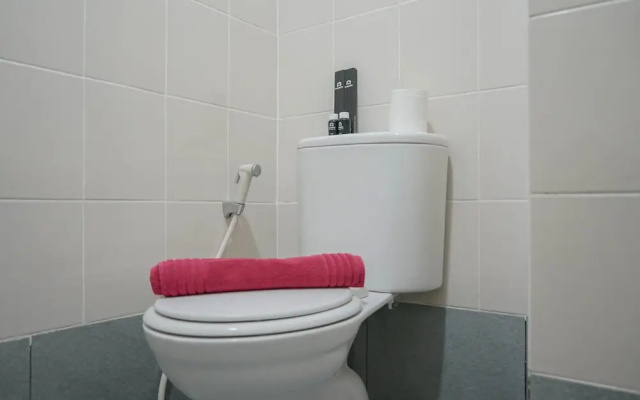 Stylish Studio Room at Akasa Pure Living BSD Apartment by Travelio – Bathroom – South Tangerang