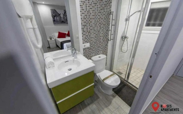 Roses Apartments Red Loft vista mar lateral