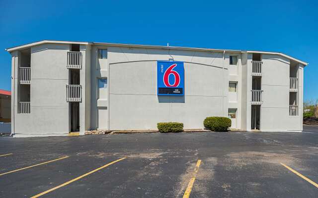 Motel 6-Blue Springs, MO