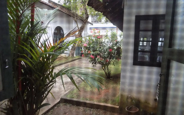 Elphinstone Residency