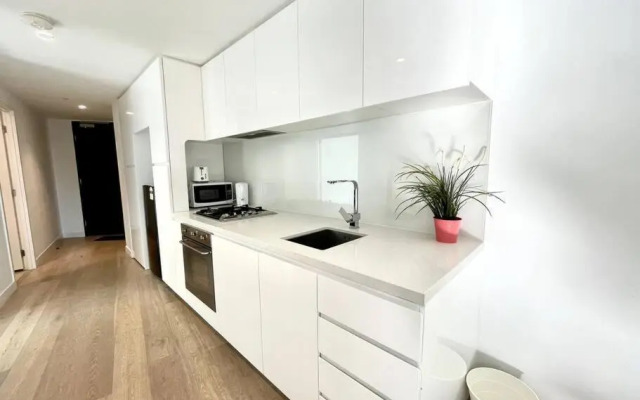 1 Bedroom Modern Apartment Near Crown and CBD