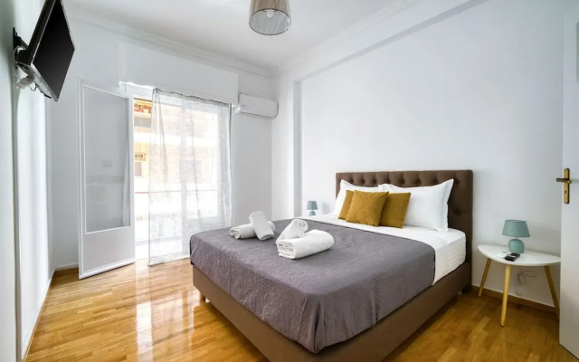 Sunny 2 Bedroom Cozy Apartment View of Parthenon