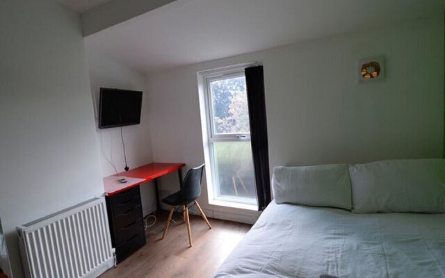 Simplistic Apartment in Coventry near Fargo Village