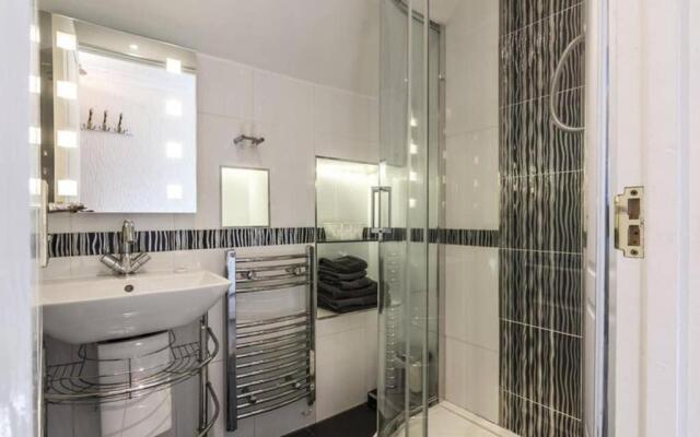 Beautiful apartment with private pool near Tenby