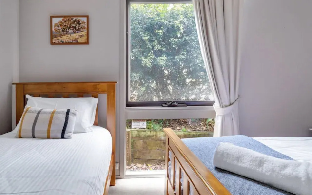 Secluded 3-bed Retreat Moments to the Beach