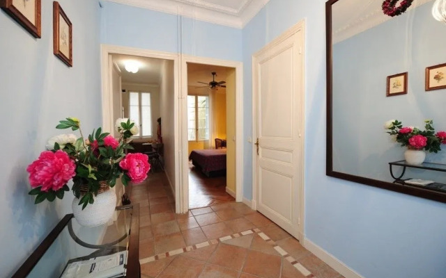 Studio Carre D'or Modern