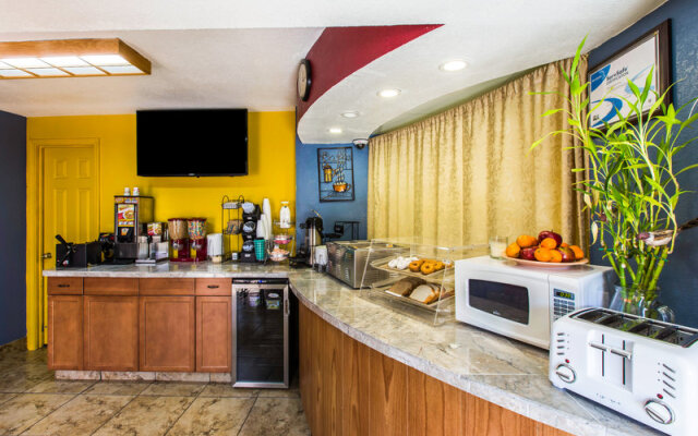 Rodeway Inn & Suites