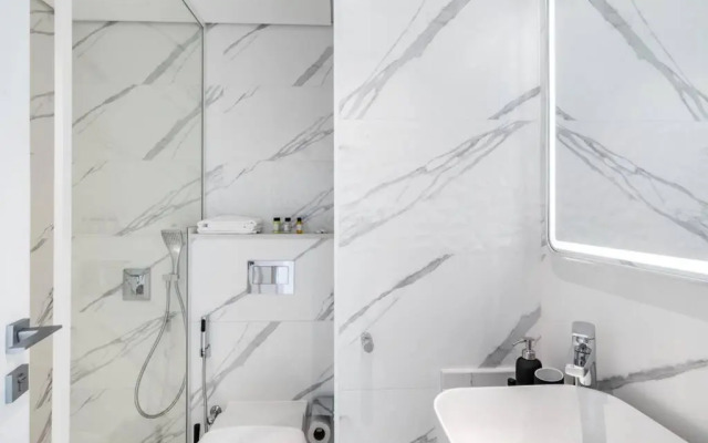 Wonderful 2BD with full Dubai marina view