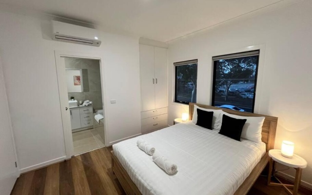 Brand New Modern 2 BR Guesthouse at Airport! – Guest Rooms – Melbourne