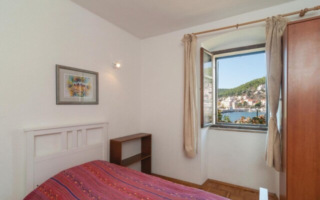 Amazing Apartment in Pucisca With 1 Bedrooms and Wifi