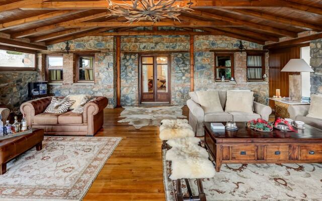 Lavish Holiday Home in Pella with Jacuzzi