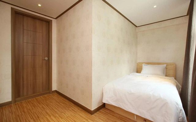 Traum Hotel & Condo