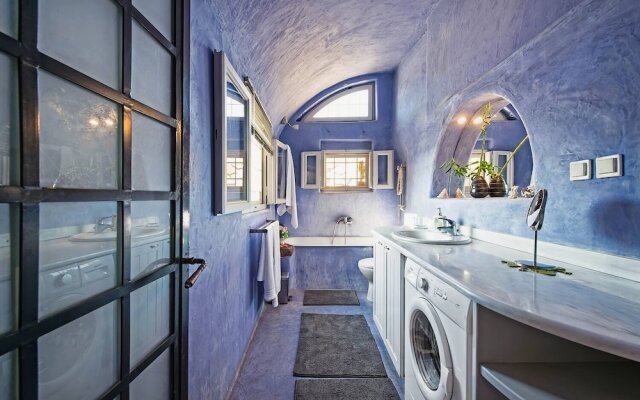 Real Santorini Cave House far From the Crowds