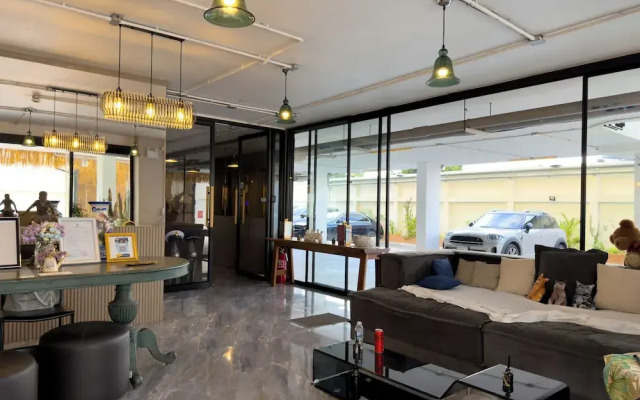 Breezewood Bangkok Hotel