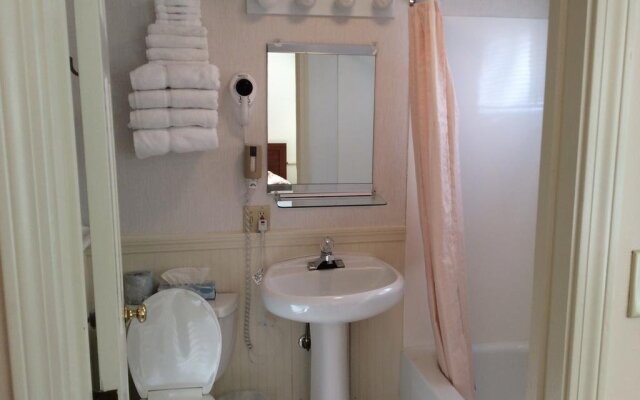 Midway Motel and Cottages