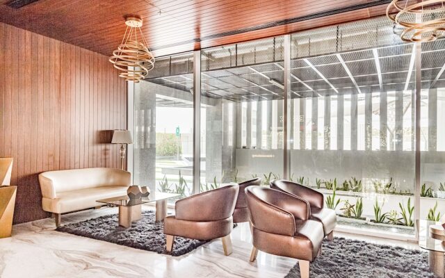 Waves - Chic Studio With Balcony Overlooking City Views