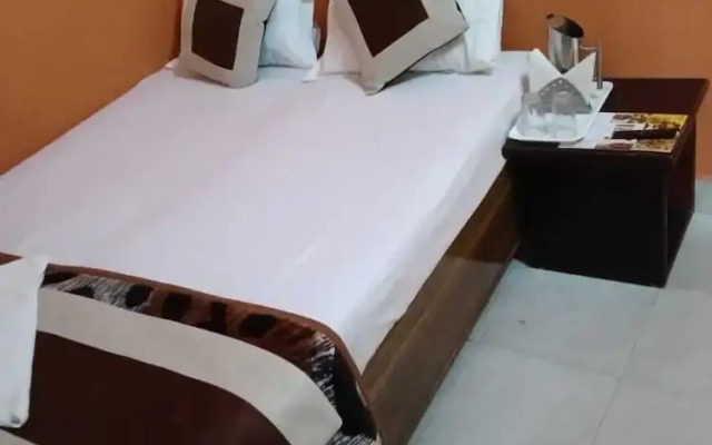 OYO 70117 Shivanand Hotel
