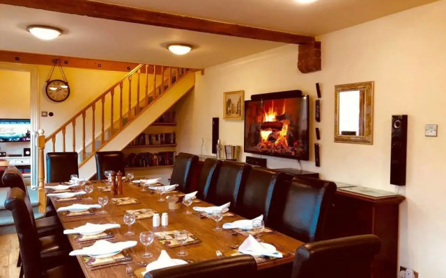 Squirrel Barn. Hi-spec. Hot tub & Wifi. Sleeps 14