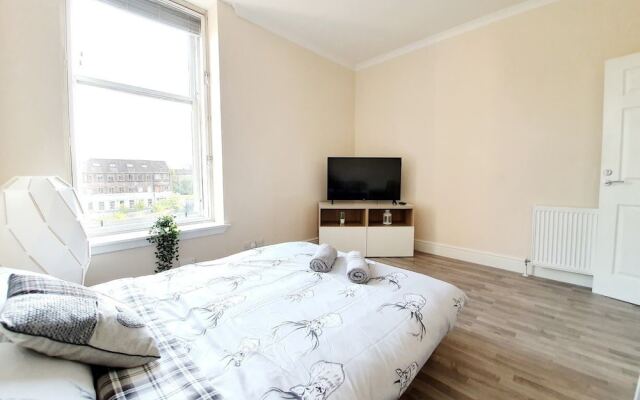 Gorgeous, Light & Airy Apartment in the Heart of the West End, Close to SEC and Hydro