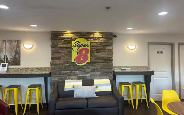 Super 8 by Wyndham Helen