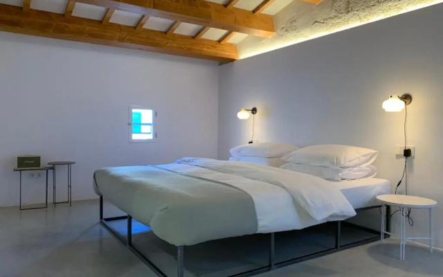 Fragile Hotel