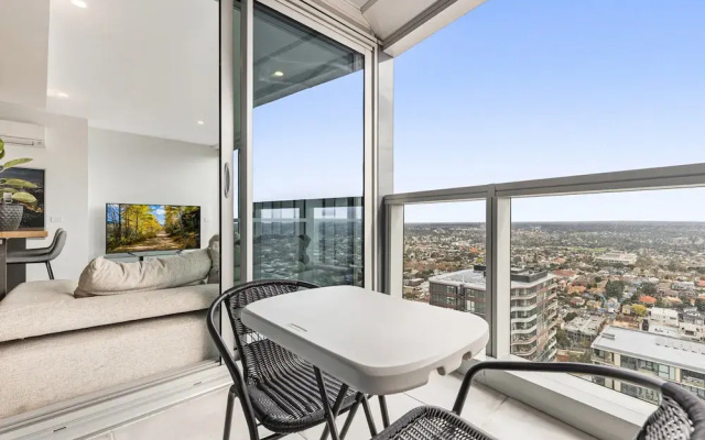 Gorgeous High-rise Unit With Sky Bar, Pool and Gym