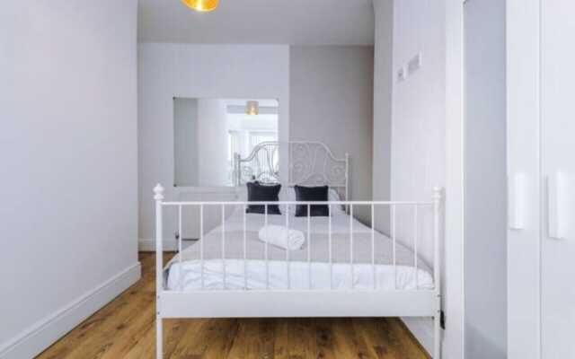 Spacious 4-Bed House Manchester