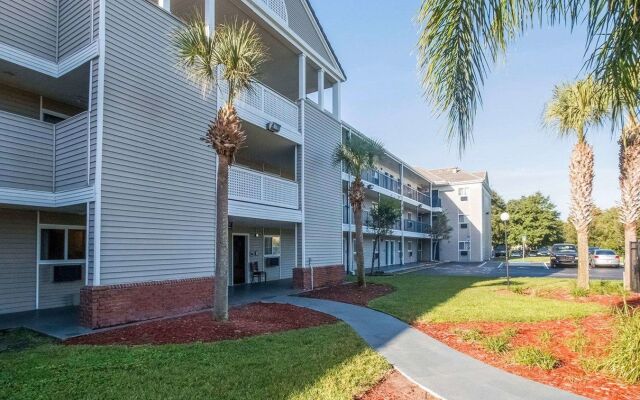 HomeTowne Studios by Red Roof Orlando South